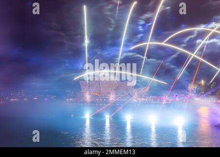 Das Feuerwerk endet am 2023. Australientag im Opernhaus von Sydney. Die jährliche Veranstaltung ist bei einheimischen Australiern, die sie als „Invasion Day“ bezeichnen, unbeliebt. Stockfoto