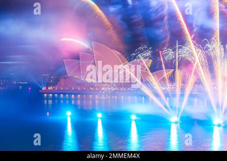 Das Feuerwerk endet am 2023. Australientag im Opernhaus von Sydney. Die jährliche Veranstaltung ist bei einheimischen Australiern, die sie als „Invasion Day“ bezeichnen, unbeliebt. Stockfoto