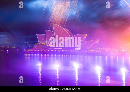 Das Feuerwerk endet am 2023. Australientag im Opernhaus von Sydney. Die jährliche Veranstaltung ist bei einheimischen Australiern, die sie als „Invasion Day“ bezeichnen, unbeliebt. Stockfoto