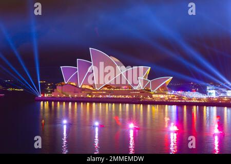 Das Feuerwerk endet am 2023. Australientag im Opernhaus von Sydney. Die jährliche Veranstaltung ist bei einheimischen Australiern, die sie als „Invasion Day“ bezeichnen, unbeliebt. Stockfoto