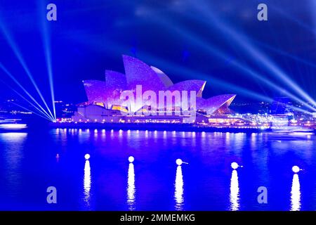 Das Feuerwerk endet am 2023. Australientag im Opernhaus von Sydney. Die jährliche Veranstaltung ist bei einheimischen Australiern, die sie als „Invasion Day“ bezeichnen, unbeliebt. Stockfoto