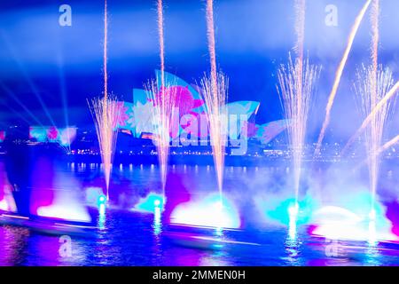 Das Feuerwerk endet am 2023. Australientag im Opernhaus von Sydney. Die jährliche Veranstaltung ist bei einheimischen Australiern, die sie als „Invasion Day“ bezeichnen, unbeliebt. Stockfoto