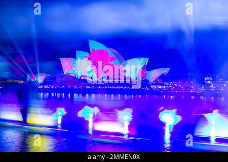 Das Feuerwerk endet am 2023. Australientag im Opernhaus von Sydney. Die jährliche Veranstaltung ist bei einheimischen Australiern, die sie als „Invasion Day“ bezeichnen, unbeliebt. Stockfoto