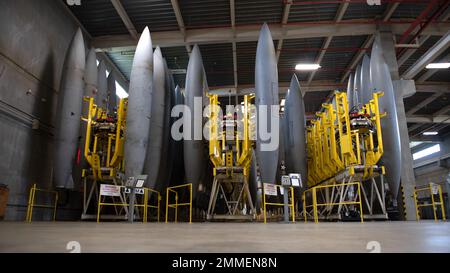 Externe Treibstofftanks für Flugzeuge sind auf dem vertikalen Tankspeichersystem in einem Gebäude der 18. Component Maintenance Squadron Fuels am Kadena Air Base, Japan, am 16. September 2022 angeordnet. Jede der drei Einheiten des Typs „ZSS“ kann bis zu 100 externe Treibstofftanks von Flugzeugen fassen. Stockfoto