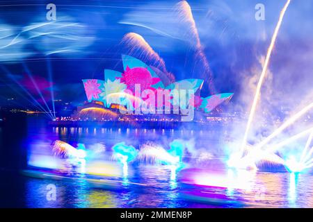 Das Feuerwerk endet am 2023. Australientag im Opernhaus von Sydney. Die jährliche Veranstaltung ist bei einheimischen Australiern, die sie als „Invasion Day“ bezeichnen, unbeliebt. Stockfoto