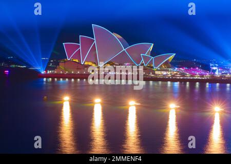Das Feuerwerk endet am 2023. Australientag im Opernhaus von Sydney. Die jährliche Veranstaltung ist bei einheimischen Australiern, die sie als „Invasion Day“ bezeichnen, unbeliebt. Stockfoto