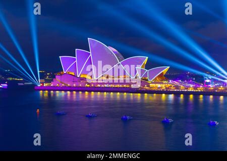 Das Feuerwerk endet am 2023. Australientag im Opernhaus von Sydney. Die jährliche Veranstaltung ist bei einheimischen Australiern, die sie als „Invasion Day“ bezeichnen, unbeliebt. Stockfoto