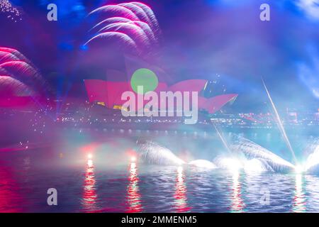 Das Feuerwerk endet am 2023. Australientag im Opernhaus von Sydney. Die jährliche Veranstaltung ist bei einheimischen Australiern, die sie als „Invasion Day“ bezeichnen, unbeliebt. Stockfoto