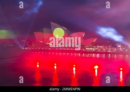 Das Feuerwerk endet am 2023. Australientag im Opernhaus von Sydney. Die jährliche Veranstaltung ist bei einheimischen Australiern, die sie als „Invasion Day“ bezeichnen, unbeliebt. Stockfoto
