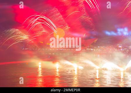 Das Feuerwerk endet am 2023. Australientag im Opernhaus von Sydney. Die jährliche Veranstaltung ist bei einheimischen Australiern, die sie als „Invasion Day“ bezeichnen, unbeliebt. Stockfoto