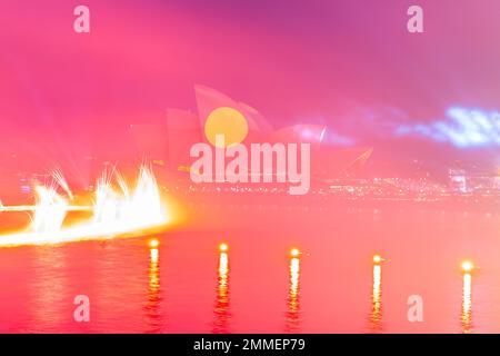 Das Feuerwerk endet am 2023. Australientag im Opernhaus von Sydney. Die jährliche Veranstaltung ist bei einheimischen Australiern, die sie als „Invasion Day“ bezeichnen, unbeliebt. Stockfoto