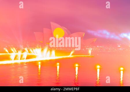 Das Feuerwerk endet am 2023. Australientag im Opernhaus von Sydney. Die jährliche Veranstaltung ist bei einheimischen Australiern, die sie als „Invasion Day“ bezeichnen, unbeliebt. Stockfoto