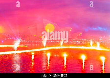 Das Feuerwerk endet am 2023. Australientag im Opernhaus von Sydney. Die jährliche Veranstaltung ist bei einheimischen Australiern, die sie als „Invasion Day“ bezeichnen, unbeliebt. Stockfoto