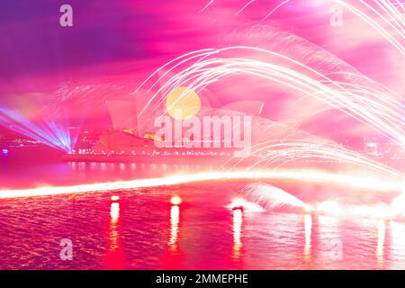 Das Feuerwerk endet am 2023. Australientag im Opernhaus von Sydney. Die jährliche Veranstaltung ist bei einheimischen Australiern, die sie als „Invasion Day“ bezeichnen, unbeliebt. Stockfoto