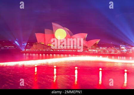 Das Feuerwerk endet am 2023. Australientag im Opernhaus von Sydney. Die jährliche Veranstaltung ist bei einheimischen Australiern, die sie als „Invasion Day“ bezeichnen, unbeliebt. Stockfoto