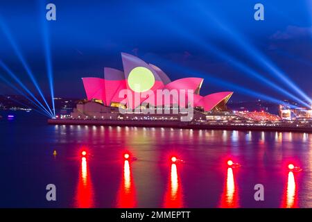 Das Feuerwerk endet am 2023. Australientag im Opernhaus von Sydney. Die jährliche Veranstaltung ist bei einheimischen Australiern, die sie als „Invasion Day“ bezeichnen, unbeliebt. Stockfoto