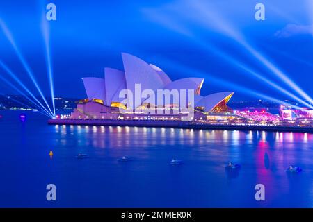 Das Feuerwerk endet am 2023. Australientag im Opernhaus von Sydney. Die jährliche Veranstaltung ist bei einheimischen Australiern, die sie als „Invasion Day“ bezeichnen, unbeliebt. Stockfoto