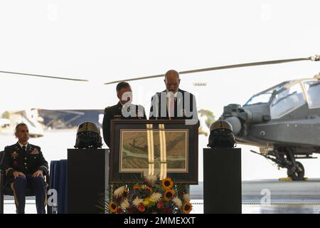 Ein neuer Hubschrauberlandeplatz auf dem Flugplatz der Muir Army ist Chief Warrant Officer 3 Matthew Ruffner und Chief Warrant Officer 2 Jarett Yoder während einer Zeremonie im Gebäude der Luftwartungsanleitung hier gewidmet. Die beiden Piloten wurden am 9. April 2013 getötet, als der von ihnen geflogende Hubschrauber AH-64 Apache während einer Flugmission in der Provinz Nangarhar, Afghanistan, abstürzte. Sie dienten während der Operation Enduring Freedom einem Kampfeinsatz mit der Bravo Company, 1-104. Attack Reconnaissance Bataillon, 28. Combat Aviation Brigade. Stockfoto