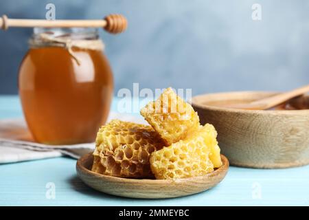 Frische, köstliche Wabenbäume auf hellblauem Holztisch Stockfoto