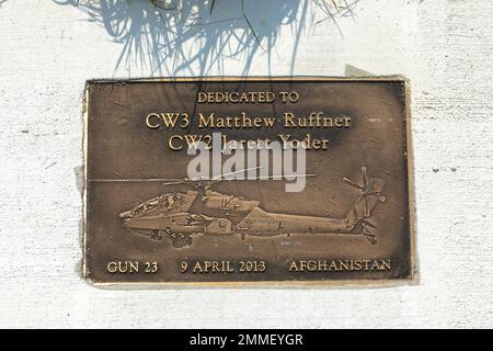 Ein neuer Hubschrauberlandeplatz auf dem Flugplatz der Muir Army ist Chief Warrant Officer 3 Matthew Ruffner und Chief Warrant Officer 2 Jarett Yoder während einer Zeremonie im Gebäude der Luftwartungsanleitung hier gewidmet. Die beiden Piloten wurden am 9. April 2013 getötet, als der von ihnen geflogende Hubschrauber AH-64 Apache während einer Flugmission in der Provinz Nangarhar, Afghanistan, abstürzte. Sie dienten während der Operation Enduring Freedom einem Kampfeinsatz mit der Bravo Company, 1-104. Attack Reconnaissance Bataillon, 28. Combat Aviation Brigade. Stockfoto