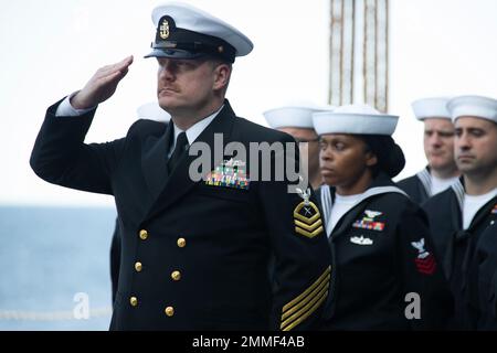 John Cox, Senior Chief des Kryptologischen Technikers aus Desoto, Montana, der dem Nachrichtendienst des First-in-Class-Flugzeugträgers USS Gerald R. Ford (CVN 78) zugewiesen wurde, grüßt während einer Zeremonie zur Beerdigung auf See auf dem Flugzeugaufzug des Schiffes am 2. September 17, 2022. Während der Zeremonie wurden die eingeäscherten Überreste von 30 Seelen ins Meer im Atlantischen Ozean gebracht. Ford führt derzeit im Atlantischen Ozean Qualifizierungen von Fluggesellschaften durch und arbeitet für einen geplanten Einsatz im Herbst. Stockfoto