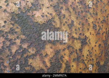 Nahaufnahme von verlassenen Maschinen mit rostfreiem gelbem Blech. Stockfoto