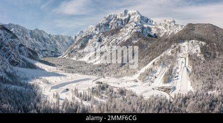 Skisprungschanze auf Planica in der Nähe von Kranjska Gora Slowenien im Winter. Luftpanorama Stockfoto