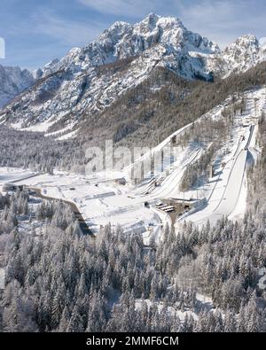 Skisprungschanze auf Planica in der Nähe von Kranjska Gora Slowenien im Winter. Vertikales Panoramabild Stockfoto