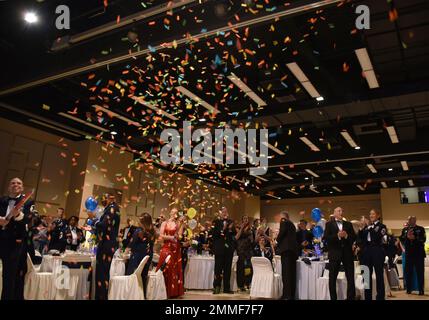 Mitglieder des 17. Training Wing feiern mit Konfetti beim jährlichen Air Force Ball im McNease Convention Center in San Angelo, Texas, 17. September 2022. Der Ball würdigte den bedeutsamen 75. Jahrestag der Air Force. Stockfoto