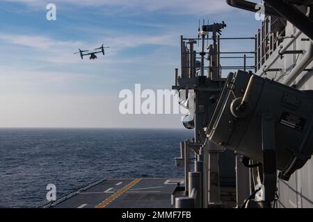 OSTCHINESISCHES MEER (SEPT 17, 2022) während des Flugbetriebs im Ostchinesischen Meer, 17. September 2022, hebt ein Tiltrotor-Flugzeug MV-22B von Osprey der „Flying Tigers“ der Marine Medium Tiltrotor Squadron (VMM) 262 vom Flugdeck des vorwärts eingesetzten amphibischen Angriffsträgers USS America (LHA 6) ab. America, das führende Schiff der America Amphibious Ready Group, ist im Einsatzgebiet der 7. Flotten tätig, um die Interoperabilität mit Verbündeten und Partnern zu verbessern und als einsatzbereite Kraft für den Frieden und die Stabilität in der Region Indo-Pazifik zu dienen. Stockfoto