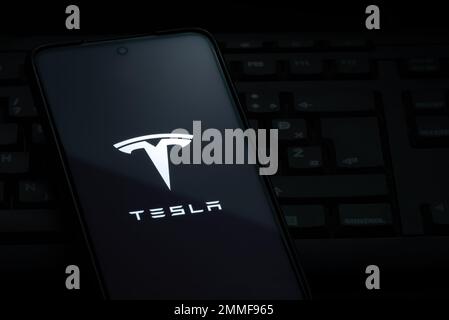 Ljubljana, Slowenien - 21. Januar 2023: Tesla-Logo auf Smartphone-Bildschirm auf Computertastatur Stockfoto