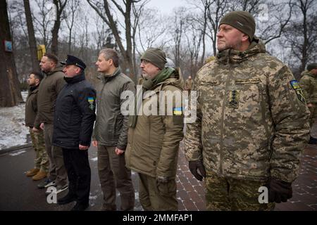 Kiew, Ukraine. 29. Januar 2023. Der ukrainische Präsident Wolodymyr Zelenskyy, Linke, steht bei einer Gedenkfeier am Kruty Heroes Remembrance Day am 29. Januar 2023 an der Grabstätte von Askold in Kiew, Ukraine, mit den Staats- und Regierungschefs zusammen. Die Gedenkstätte erinnert an die Helden der ukrainischen Revolution von 1917-1921. Kredit: Ukrainischer Ratsvorsitz/Pressestelle Des Ukrainischen Präsidenten/Alamy Live News Stockfoto