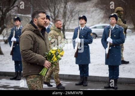 Kiew, Ukraine. 29. Januar 2023. Der ukrainische Präsident Wolodymyr Zelenskyy legt Blumen an das Gedenkkreuz für die Helden von Kruty, um den Tag der Erinnerung an die Kruty Helden zu gedenken, am Askold's Grab, 29. Januar 2023 in Kiew, Ukraine. Die Gedenkstätte erinnert an die Helden der ukrainischen Revolution von 1917-1921. Kredit: Ukrainischer Ratsvorsitz/Pressestelle Des Ukrainischen Präsidenten/Alamy Live News Stockfoto