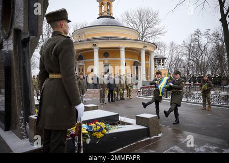 Kiew, Ukraine. 29. Januar 2023. Der ukrainische Präsident Wolodymyr Zelenskyy legt einen Kranz an das Gedenkkreuz der Helden von Kruty, um dem Tag der Erinnerung an die Kruty Helden am Grab der Askold am 29. Januar 2023 in Kiew, Ukraine, zu gedenken. Die Gedenkstätte erinnert an die Helden der ukrainischen Revolution von 1917-1921. Kredit: Ukrainischer Ratsvorsitz/Pressestelle Des Ukrainischen Präsidenten/Alamy Live News Stockfoto