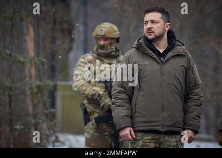 Kiew, Ukraine. 29. Januar 2023. Der ukrainische Präsident Wolodymyr Zelenskyy steht am Gedenkkreuz während einer Gedenkfeier am Kruty Heroes Remembrance Day am Askold's Grab, 29. Januar 2023 in Kiew, Ukraine. Die Gedenkstätte erinnert an die Helden der ukrainischen Revolution von 1917-1921. Kredit: Ukrainischer Ratsvorsitz/Pressestelle Des Ukrainischen Präsidenten/Alamy Live News Stockfoto