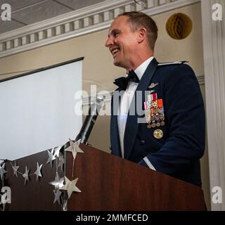 Col. Lucas teel, Kommandant des 4. Fighter Wing, spricht während des jährlichen Air Force Balls auf der Seymour Johnson Air Force Base, North Carolina, 17. September 2022 über die Geschichte der Air Force. Die Zeremonie förderte den Esprit de Corps und Stolz unter den Luftmännern durch eine gemeinsame Geschichte außergewöhnlicher Dienste. Stockfoto