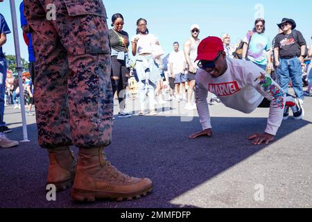 Ein Teilnehmer der jährlichen Big E führt Liegestütze für die U.S. Marines of Recruiting Station Springfield in West Springfield, Massachusetts, am 17. September 2022 durch. Das jährliche Festival begrüßt Menschen aus dem ganzen Staat, um die zahlreichen Tierausstellungen, kommerziellen Attraktionen, Festivalfahrten, Essen und Unterhaltung zu erleben. Stockfoto