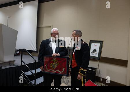 General Jay Bargeron, general der US Marine Corps, 3D Marine Division Commanding General, spricht mit einem Veteran des „Fighting Third“ beim bankett der marine Division Association 3D anlässlich des 80.-jährigen Jubiläums der Division in San Diego, Kalifornien, am 17. September 2022. Die 3D Marine Division wurde am 16. September 1942 in Camp Elliot, San Diego, aktiviert und hat an Kampfhandlungen vom Zweiten Weltkrieg über Vietnam bis hin zum Irak und Afghanistan teilgenommen. Die derzeitigen Marineinfanteristen der 3D Marine Division bauen heute als kritischer Teil der in-Kraft innerhalb der ersten Inselkette auf diesem Erbe weiter auf Stockfoto