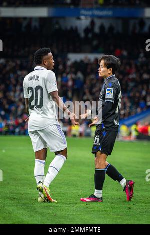 Madrid, Madrid, Spanien. 29. Januar 2023. Vin'cius JÅ“nior (Real Madrid) und Takefusa Kubo (Real Sociedad) während des Fußballspiels zwischen.Real Madrid und Real Sociedad. Gültig für den Spieltag 19 der ersten spanischen Liga namens „La Liga“, die am Sonntag, den 29. Januar 2023 im Bernabeu-Stadion in Madrid, Spanien, gefeiert wurde (Kreditbild: © Alberto Gardin/ZUMA Press Wire) NUR ZUR REDAKTIONELLEN VERWENDUNG! Nicht für den kommerziellen GEBRAUCH! Stockfoto