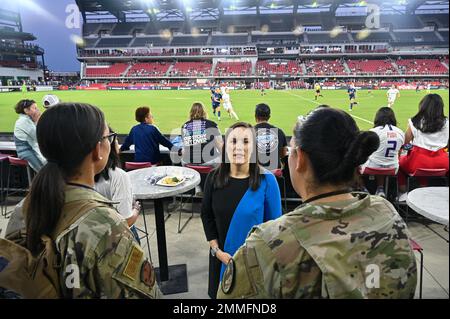 Die Unterstaatssekretärin der Luftwaffe Gina Ortiz Jones spricht mit den Fluglotsen, die während des Fußballspieles des Washington Spirit-Gotham FC in Washington, D.C., am 17. September 2022 einen Überflug des Hubschraubergeschwaders 1. koordinierten. Jones ließ die Münze zu Beginn des Spiels werfen. Washington gewann 2-0. Stockfoto