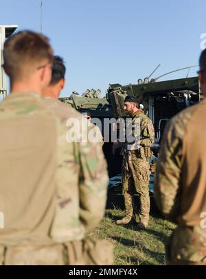 Der portugiesische Armeelleutnant Carlos Santos, der dem portugiesischen Militärkontingent zugeteilt ist, leitet während der Übung Justice Eagle am 17. September 2022 in Smardan Training Area, Rumänien, die Einarbeitung in die portugiesischen Fähigkeiten. Unter dem Kommando und der Kontrolle der 101. Luftwaffe (Luftangriff) verstärkt das 1. Bataillon, das 8. Infanterieregiment, weiterhin die östliche Flanke der NATO und beteiligt sich an multinationalen Übungen wie Justice Eagle mit Alliierten und Partnern auf dem gesamten europäischen Kontinent, um die Alliierten unserer Nation zu beruhigen. Stockfoto