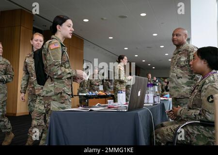 Das Minnesota National Guard Women's Leadership Forum 2022 wurde am 17. September 2022 am Hauptsitz von General Mills in Golden Valley abgehalten. Den ganzen Tag über nahmen Mitglieder der Minnesota National Guard an der beruflichen Entwicklung, Bildung und Mentorschaft Teil. „Eine Priorität für die Minnesota National Guard sind Partnerschaften“, sagte der Generalmajor Shawn Manke, Adjutant General der Minnesota National Guard. Die Unterstützung von „and General Mills“ zeigt unsere gemeinsame Partnerschaft und die Tiefe unserer gemeinsamen Partnerschaft und das gemeinsame Ziel von Vielfalt und Integration sowie den Wunsch, Frauen wirklich zu fördern.“ (Minnes Stockfoto