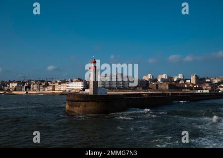 Blick auf den Leuchtturm des Ozeans an der Küste in Porto, Portugal. Stockfoto