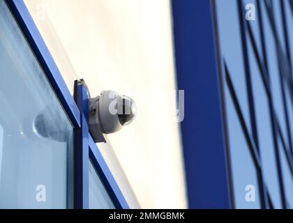 Moderne CCTV-Kamera an den Außenwänden des Gebäudes Stockfoto
