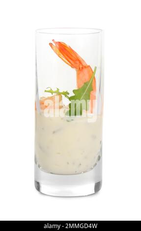 Köstlicher Krabbencocktail mit Tartar-Sauce, isoliert auf Weiß Stockfoto