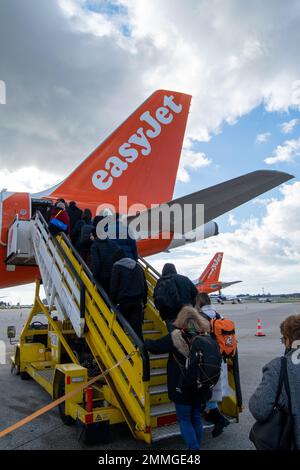 EasyJet-Passagiere, die mit Airbus einsteigen. EasyJet Flugzeugschwanz. EasyJet Airlines. Beförderungskosten und Kraftstoffverbrauch. Comercial Airlines. Stockfoto