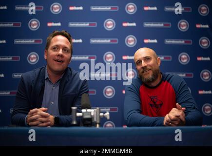 Fort Myers, Usa. 15. März 2022. Derek Falvey, President of Baseball Oiperations for the Minnesota Twins, Left, und Twins Manager Rocco Baldelli sprechen am 13. März 2022 auf einer Pressekonferenz im Hammond Stadium in Fort Myers, Florida. (Foto: Jeff Wheeler/Minneapolis Star Tribune/TNS/Sipa USA) Guthaben: SIPA USA/Alamy Live News Stockfoto