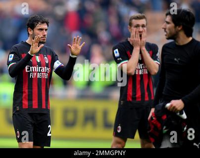 Mailand, Italien. 29. Januar 2023. Die Davide Calabria (L) des AC Mailand reagiert am 29. Januar 2023 am Ende eines Fußballspiels der Serie A zwischen dem AC Mailand und Sassuolo in Mailand, Italien. Kredit: Str/Xinhua/Alamy Live News Stockfoto