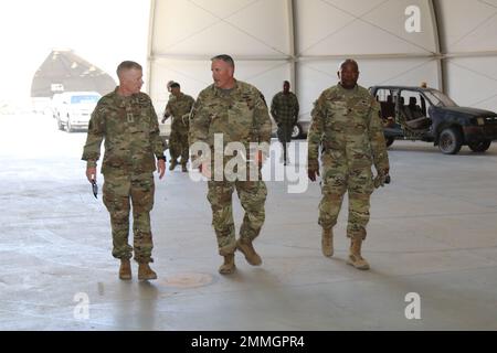 U.S. Army LT. General Patrick D. Frank, Kommandant General der U.S. Army Central (links), erhält bis 1. eine kurze Führung durch ein Flugzeugwartungs-Bay. Sgt. Jeffrey P. Bragg, erster Sergeant der Delta Company, 2. Bataillon, 149. Aviation Regiment, General Support Aviation Bataillon, als 'Task Force Roosevelt' der Combat Aviation Brigade 36. (Zentrum) zugewiesen, begleitet von Command Sgt. Maj. Ron L. Hill, Kommandofeldwebel Major der Task Force Roosevelt, im Lager Buehring, Kuwait, 17. September 2022. 36. CAB, mobilisiert als Task Force Mustang, wird zur Unterstützung der gemeinsamen Task Force – Oper eingesetzt Stockfoto