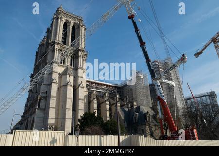 Wiederaufbau der Kathedrale Notre-Dame in Paris nach dem Brand. Größte Rekonstruktion eines Monuments in Notre-Dame Paris, Frankreich Stockfoto